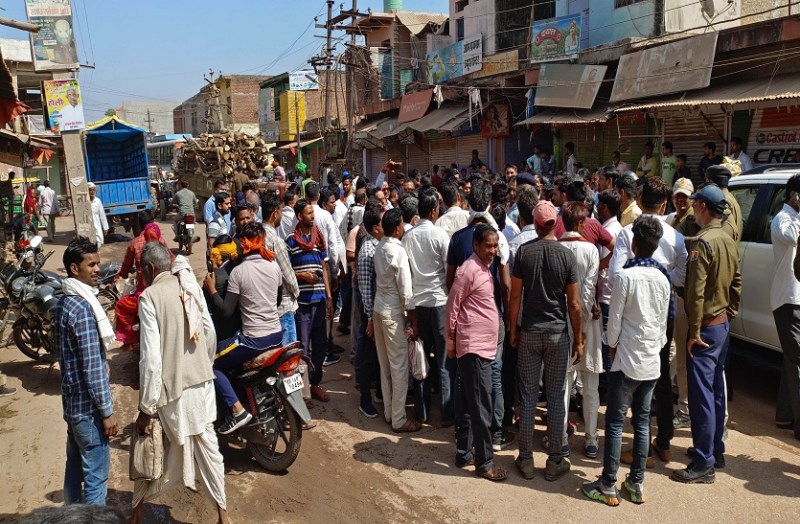 कस्बे में जगह-जगह खोदी सडक़ें, व्यापारियों ने बाड़ी विधायक का किया घेराव