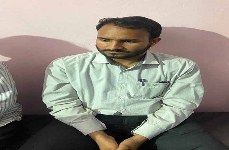 नामान्तरण खोलने की एवज में पटवारी ले रहा था 15 हजार की रिश्वत, एसीबी ने दबोचा