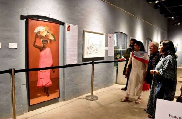 अलीपुर जेल संग्रहालय में संग्रहालय स्वतंत्रता और जागरण पर आयोजित पेंटिंग प्रदर्शनी का अवलोकन करते कलाकार।