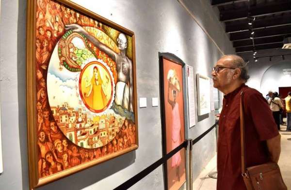अलीपुर जेल संग्रहालय में संग्रहालय स्वतंत्रता और जागरण पर आयोजित पेंटिंग प्रदर्शनी का अवलोकन करते कलाकार।