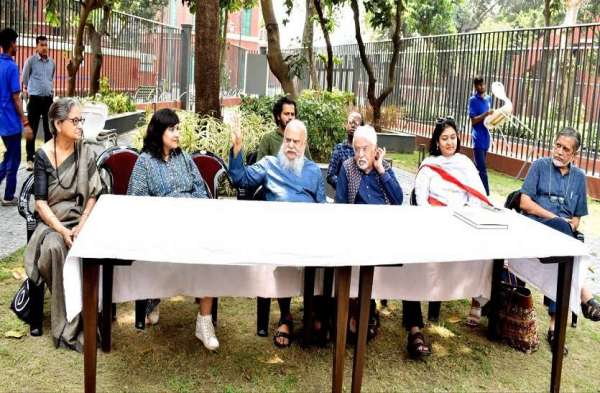 दक्षिण कोलकाता में अलीपुर जेल संग्रहालय के परिसर में 'फ्रीडम एंड अवेकनिंग' प्रदर्शनी में जोगेन चौधरी और शुभप्रसन्ना सहित 23 कलाकारों की पेंटिंग प्रदर्शित की गई हैं। इन कलाकृतियों में अबनिंद्रनाथ टैगोर की