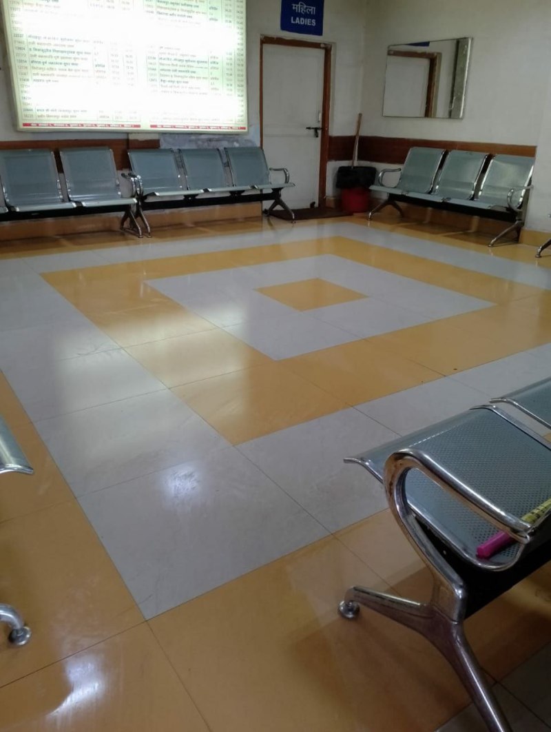 रेलवे स्टेशन की बदली तस्वीर, प्लेटफॅार्म हुए चकाचक, प्रतीक्षालय में बनाई व्यवस्थाएं