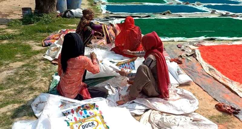 होली के पहले भगवा रंग की बहार, गुलाल बनाने वाले ने कहा- 40 साल में पहली बार दिखा इतना क्रेज