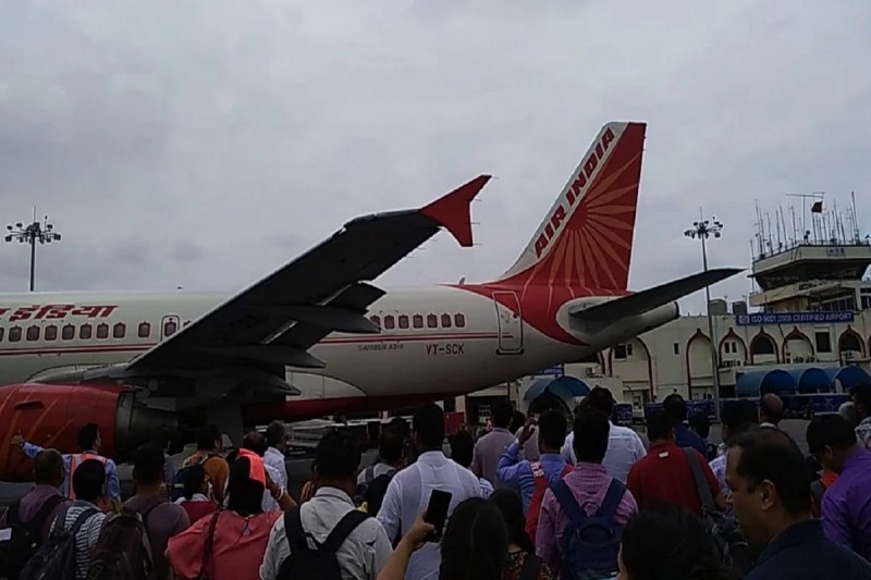 होली पर आफत, हवाई किराया महंगा, घर जाने के लिए कटेगी जेब