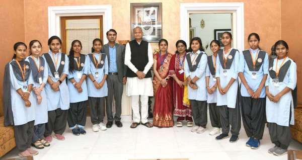 शासन-प्रशासन ने बढ़ाया पाली की मेधावी छात्राओं का उत्साह