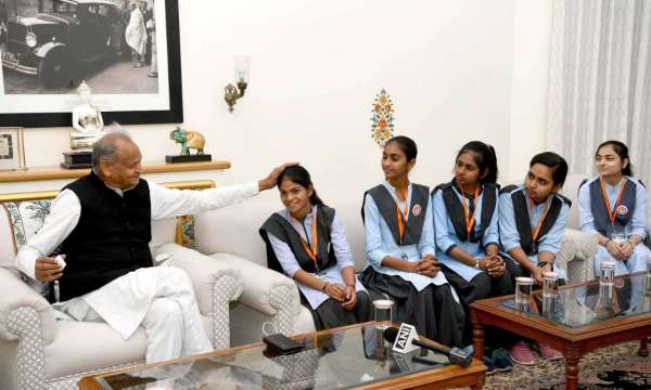 शासन-प्रशासन ने बढ़ाया पाली की मेधावी छात्राओं का उत्साह