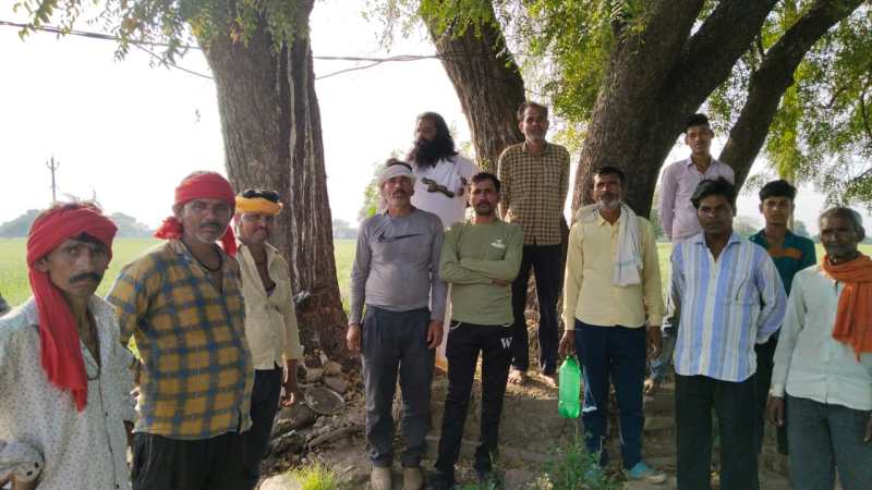 पेड़ से निकल रहा पानी ग्रामीण मान रहे चमत्कार