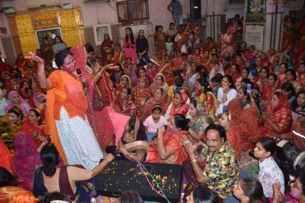 किन्नरों ने बंशीवाला के दरबार में फाग गाकर बरसाया होली का रंग