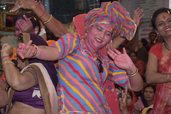 किन्नरों ने बंशीवाला के दरबार में फाग गाकर बरसाया होली का रंग