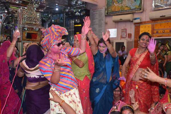 किन्नरों ने बंशीवाला के दरबार में फाग गाकर बरसाया होली का रंग