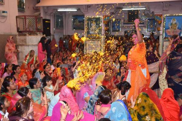 किन्नरों ने बंशीवाला के दरबार में फाग गाकर बरसाया होली का रंग