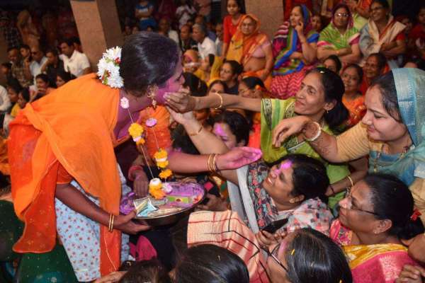 किन्नरों ने बंशीवाला के दरबार में फाग गाकर बरसाया होली का रंग