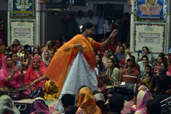 किन्नरों ने बंशीवाला के दरबार में फाग गाकर बरसाया होली का रंग