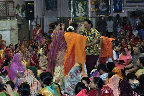 किन्नरों ने बंशीवाला के दरबार में फाग गाकर बरसाया होली का रंग