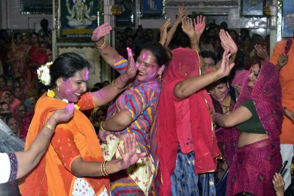 किन्नरों ने बंशीवाला के दरबार में फाग गाकर बरसाया होली का रंग