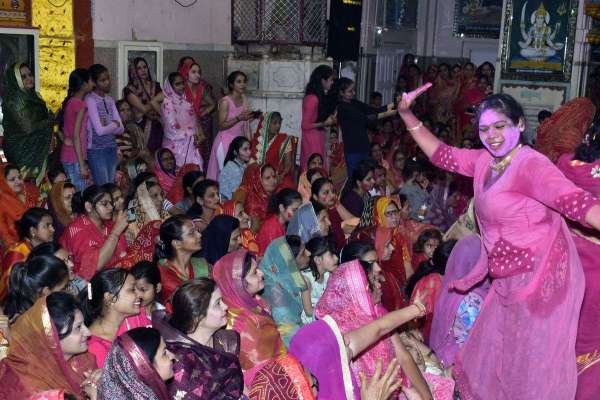 किन्नरों ने बंशीवाला के दरबार में फाग गाकर बरसाया होली का रंग