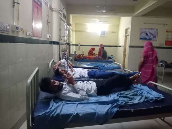 महिलाओं के वार्ड में पुरुष सोते मिले