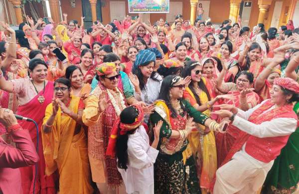 Fagotsav celebrated, women played Holi