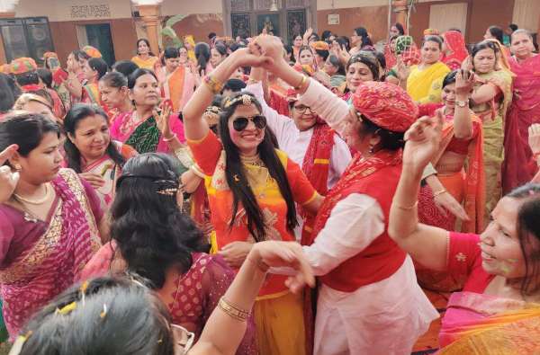 Fagotsav celebrated, women played Holi