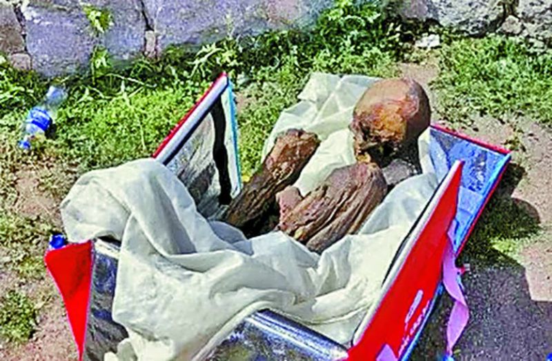युवक के बैग से ममी बरामद, बताया ‘गर्लफ्रेंड’