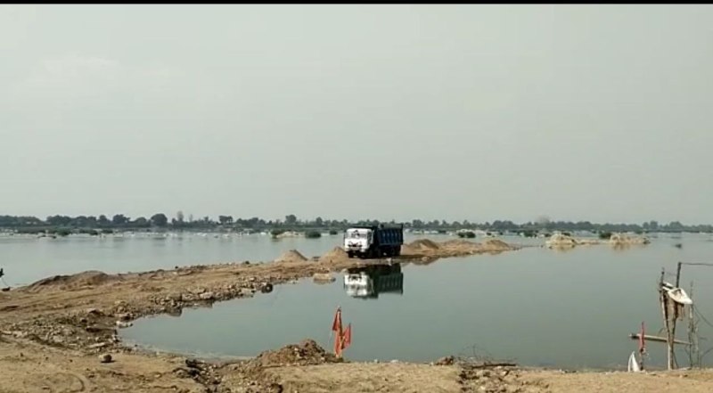 बीच नर्मदा तक रास्ता बनाकर मशीनों से रेत उलीचकर चुरा रहा माफिया