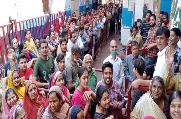 मथुराधीशजी मंदिर में भक्ति के रंग में रंगे श्रद्धालु