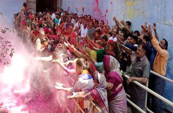 मथुराधीशजी मंदिर में भक्ति के रंग में रंगे श्रद्धालु