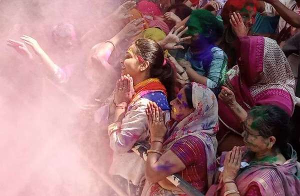 मथुराधीशजी मंदिर में भक्ति के रंग में रंगे श्रद्धालु