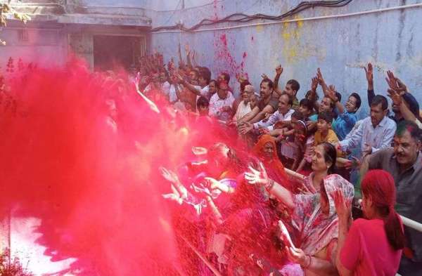 मथुराधीशजी मंदिर में भक्ति के रंग में रंगे श्रद्धालु