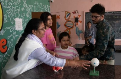 मोबाईल तारामंडल से बच्चे समझ रहे खगोल विज्ञान स्कूल में ही