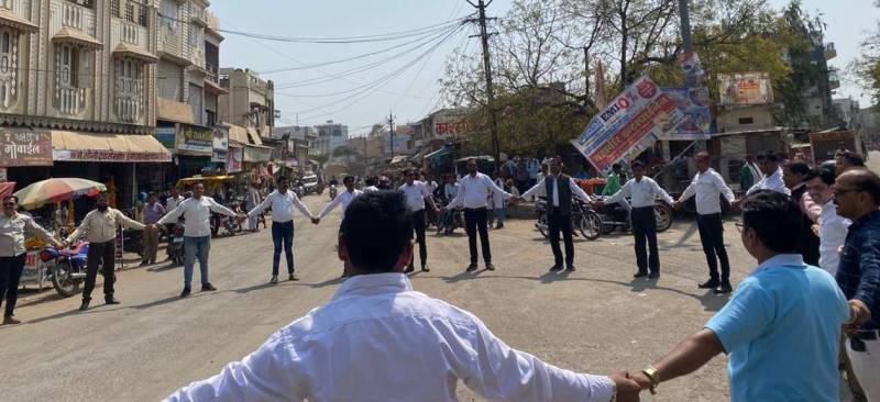 वकीलों का विरोध-बनाई मानव श्रृंखला