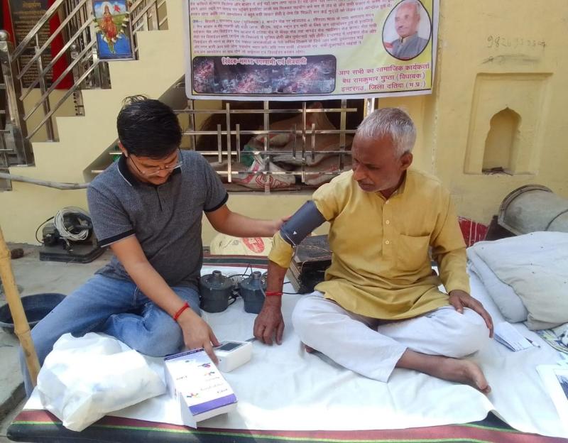 तीन दिन से आमरण अनशन पर बैठे गुप्ता का हुआ स्वास्थ्य परीक्षण