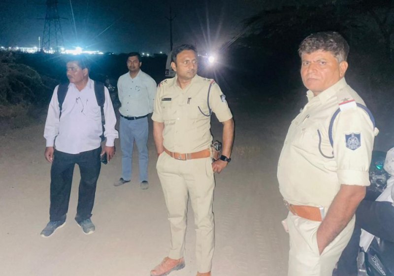 तीन ट्रैक्टर ट्रॉली, चार डंपर और मिट्टी खोद रही मशीन जब्त