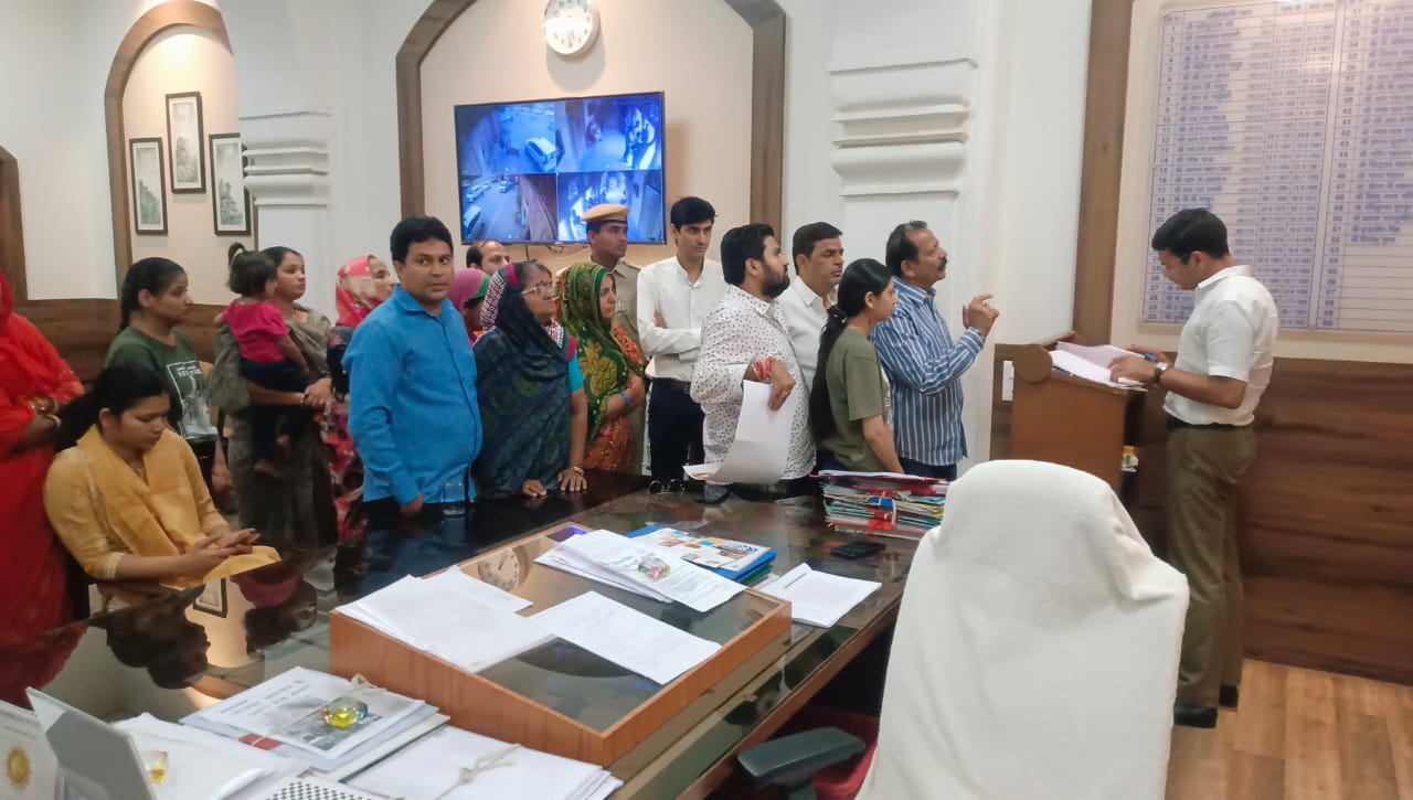 सरस बूथ हटाने का विवाद जारी, अब कलक्टर से आरोपियों की गिरफ्तारी की मांग