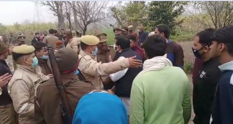 जंगल में मिले गोवंश के अवशेष, भड़के ग्रामीणों ने लगाया जाम-मौके पर पुलिस