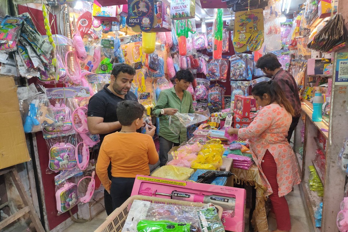 Holi: होली को लेकर बाजार गुलजार, कारोबारियों के खिले चेहरे, दोगुना होगा कारोबार