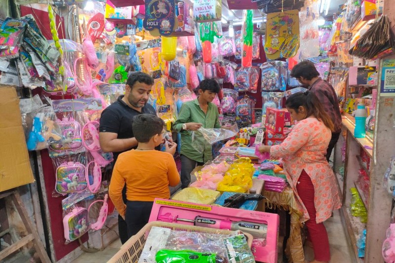 Holi: होली को लेकर बाजार गुलजार, कारोबारियों के खिले चेहरे, दोगुना होगा कारोबार