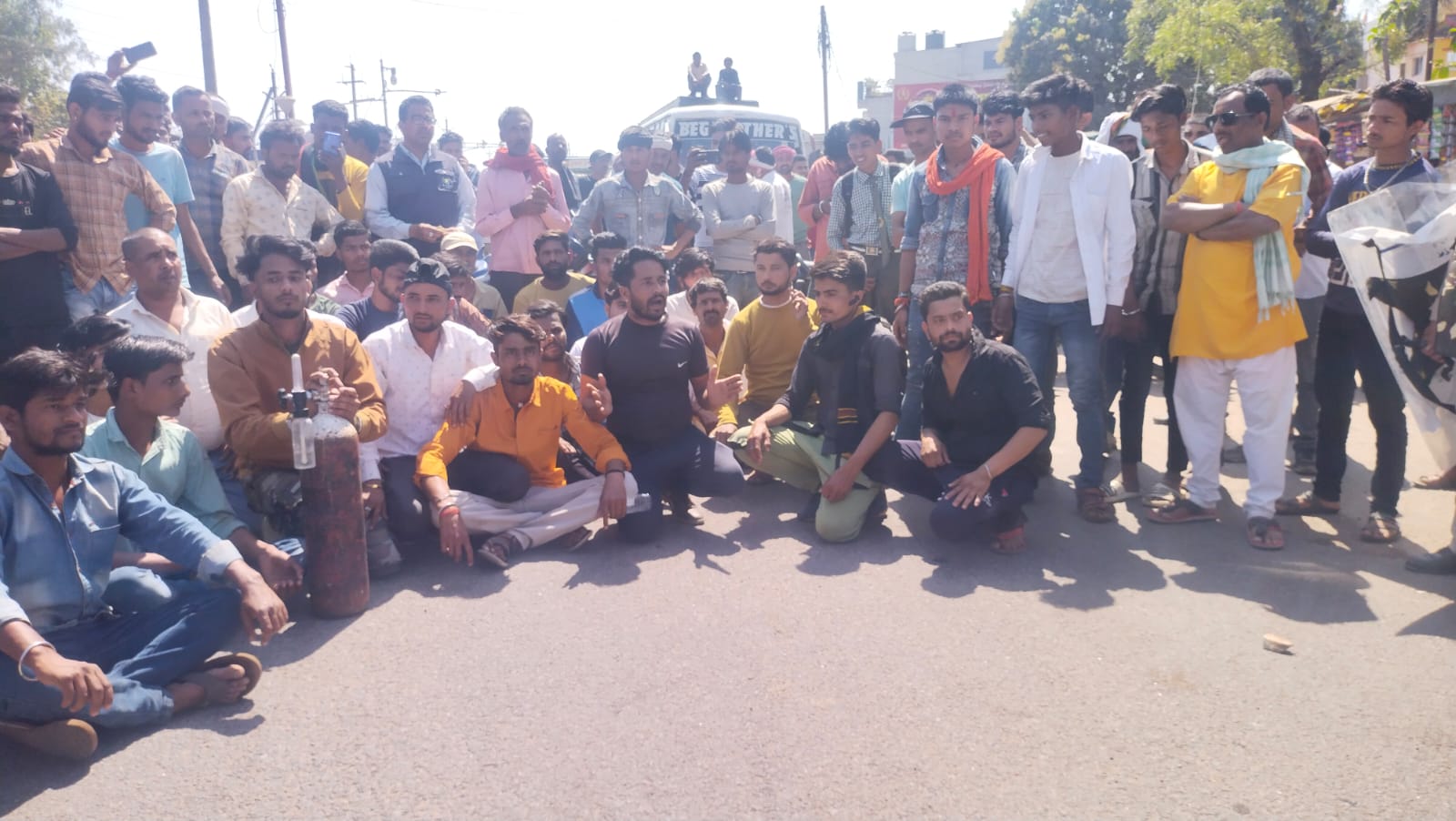 युवक की मौत के बाद हंगामा, एनएच में लगाया जाम