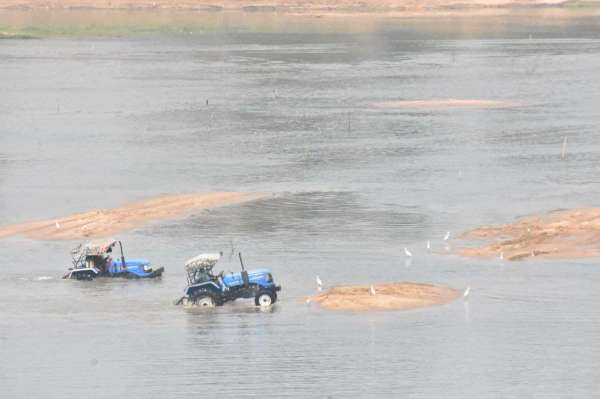 नदी के बीच खनन,जिम्मेदारों ने मूंद रखी है आंखे