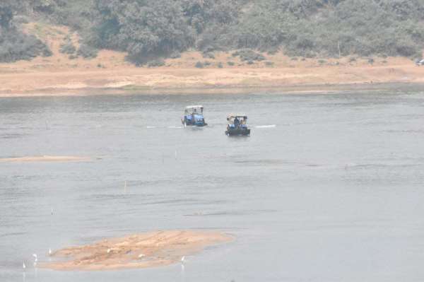 नदी के बीच खनन,जिम्मेदारों ने मूंद रखी है आंखे