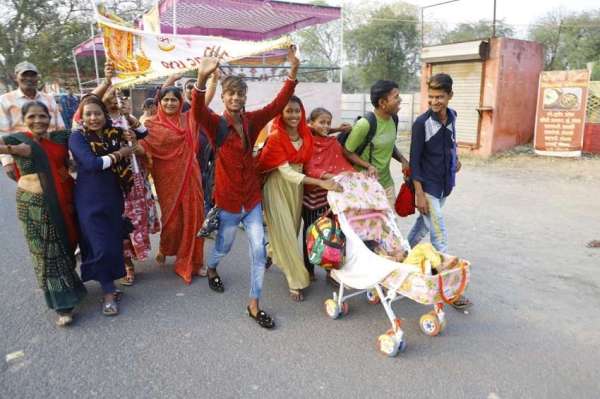 अहमदाबाद से डाकोर मार्ग पर उमड़ने लगे पदयात्री, जय रणछोड़ की गूंज