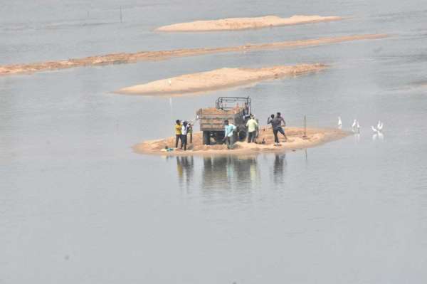 नदी के बीच खनन,जिम्मेदारों ने मूंद रखी है आंखे