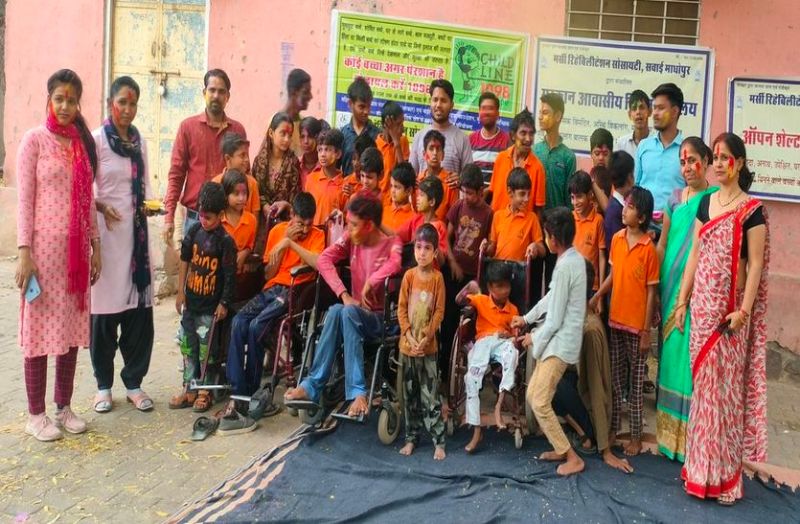 स्कूली बच्चो ने मचाया धमाल, लगाई एक-दूसरे को गुलाल