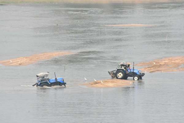 नदी के बीच खनन,जिम्मेदारों ने मूंद रखी है आंखे