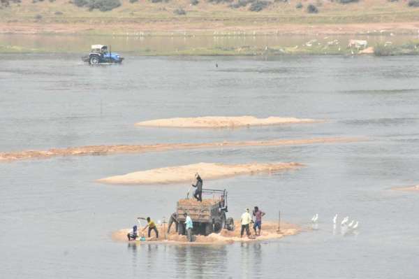 नदी के बीच खनन,जिम्मेदारों ने मूंद रखी है आंखे