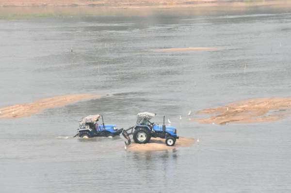 नदी के बीच खनन,जिम्मेदारों ने मूंद रखी है आंखे