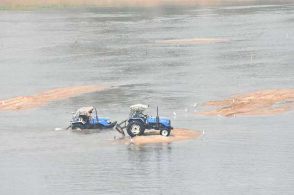 नदी के बीच खनन,जिम्मेदारों ने मूंद रखी है आंखे