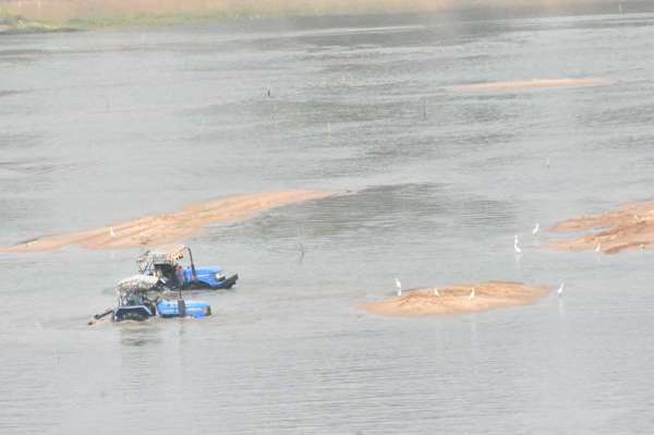 नदी के बीच खनन,जिम्मेदारों ने मूंद रखी है आंखे