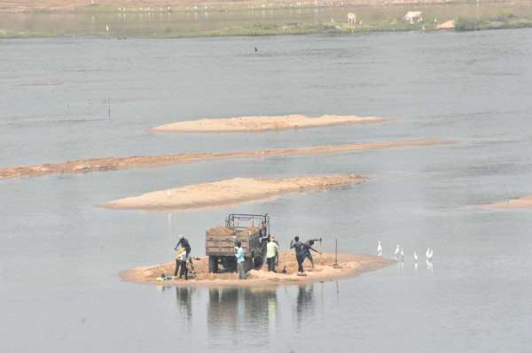 नदी के बीच खनन,जिम्मेदारों ने मूंद रखी है आंखे