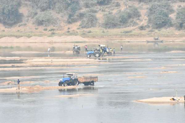 नदी के बीच खनन,जिम्मेदारों ने मूंद रखी है आंखे